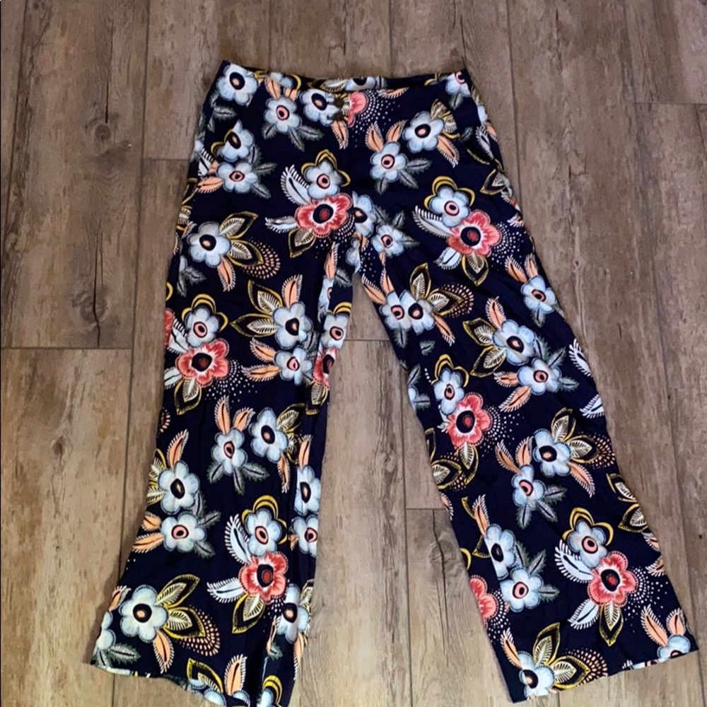 Ann Taylor LOFT size 0 flower Capri pants